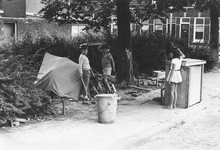 502950 Afbeelding van kinderen die een tent opgezet hebben in het plantsoen aan de Bremstraat te Utrecht.